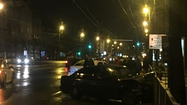 Очевидцы: на Ленинском проспекте столкнулись BMW и такси (видео)