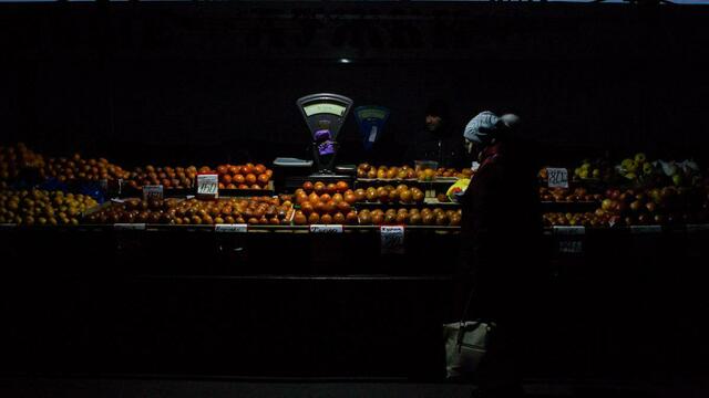 Фонари и дизель-генераторы: во вторник Центральный рынок остался без света (фото)