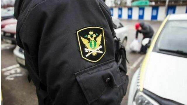 Экскаватор, фургон, самосвал: управляющая компания из Гурьевского района лишилась техники из-за долгов