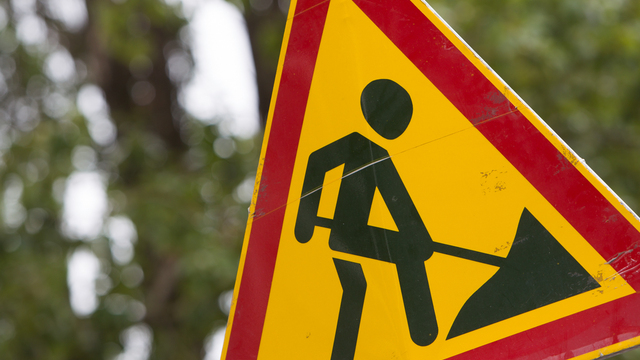 В Калининграде из-за жалобы пенсионерки подрядчика оштрафовали за ремонт дороги ночью