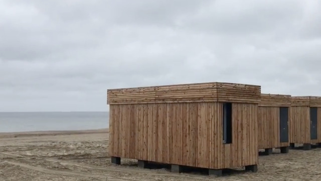 На пляже в Сопоте установили сауны с видом на море