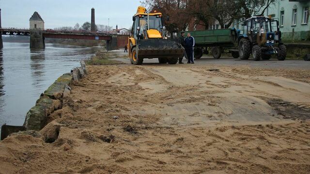 В Советске ликвидировали яму на набережной у моста королевы Луизы