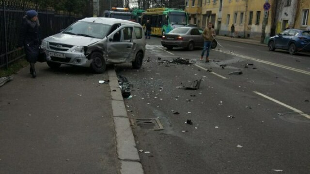 Около областной прокуратуры автомобиль из-за аварии вылетел на тротуар