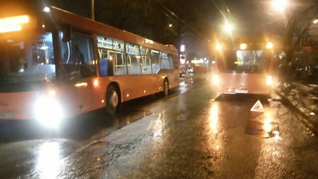 На ул. Инженерной водитель, покидая место ДТП, протаранил два автобуса (видео)