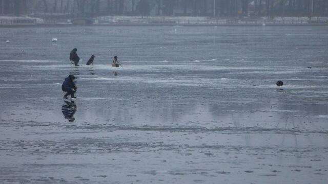 На Куршском заливе спасатели сняли со льда 11 рыбаков 