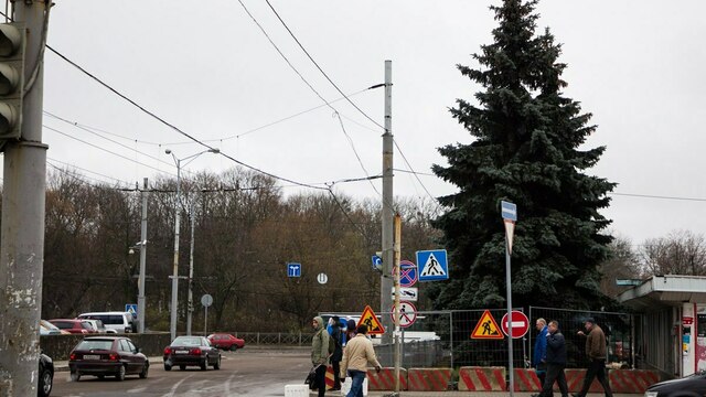 На участке возле автовокзала, где росли десять елей, проложат дорогу для автобусов