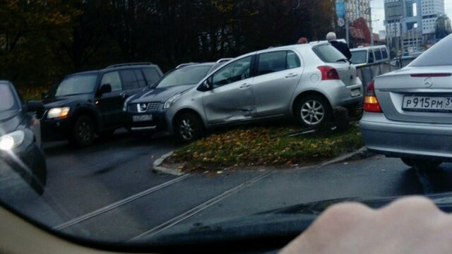 На Московском проспекте иномарка вылетела на разделительную полосу (фото)