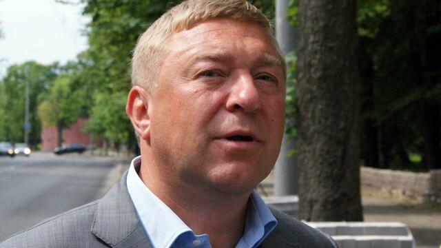 Ярошук предложил калининградцам решить судьбу старых деревьев на тротуарах