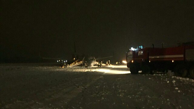 МЧС: на борту аварийно приземлившегося в 