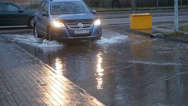Почти сутки из-под земли на улице Светлой в Калининграде бьёт вода (фото)  
