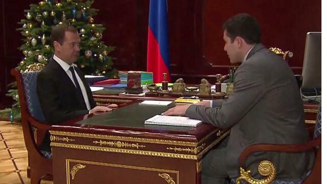 Алиханов обсудил с Медведевым вопрос упрощения визового и налогового режима в регионе