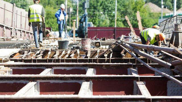 Власти перенесли сроки открытия движения через мост Деревянный на Остров