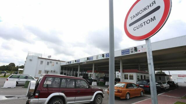 Возле пункта пропуска в Голдапе ремонтируют дорогу, возможны очереди на границе