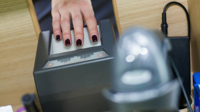 ФСБ и МВД смогут получать биометрические данные россиян без их согласия