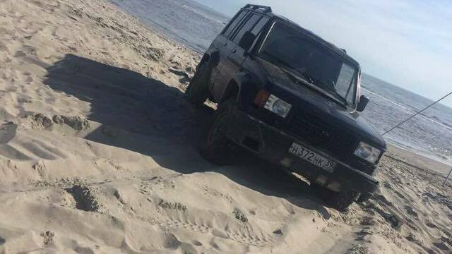 В Янтарном поймали трёх водителей, парковавшихся на пляже (фото, видео)