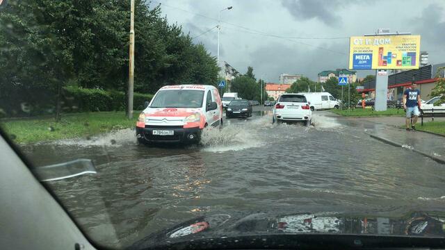 На ул. Сибирякова затопило проезжую часть (фото)