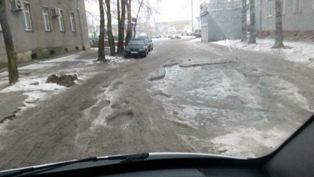 На Советском проспекте из-за проблем с водопроводом образовалась наледь в половину проезжей части (фото)
