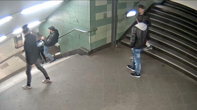 В Берлинском метро мужчина пинком сбросил 26-летнюю женщину с лестницы (видео)