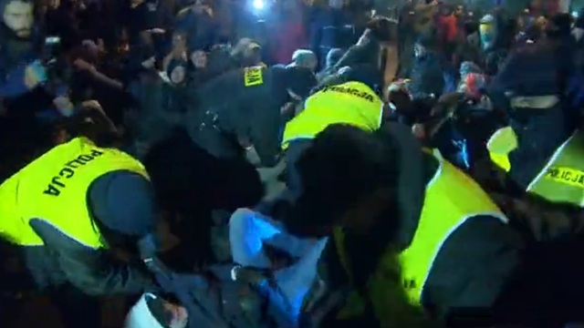 Появилось видео разгона демонстрантов перед зданием парламента Польши