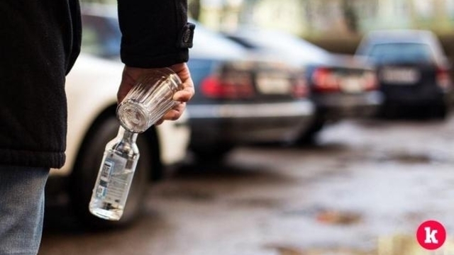 Минздрав РФ предлагает запретить продажу спиртного лицам моложе 21 года