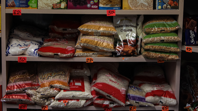 В Полесске продавец, не прошедший медосмотр, продавал просроченные продукты 
