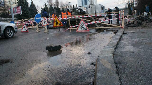 В Водоканале рассказали, когда восстановят движение транспорта около отеля 