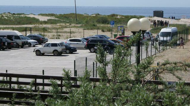 В Янтарном парковку у пляжа с 