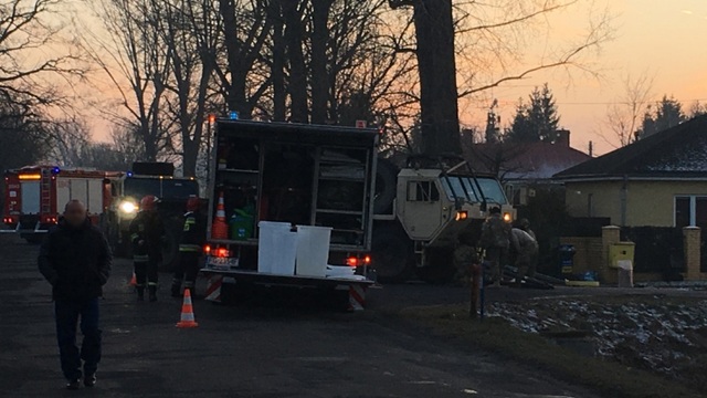В Польше американский военный автомобиль не вписался в поворот и врезался в дерево 
