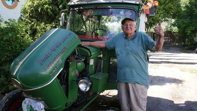 81-летний немец доехал до Петербурга на тракторе и раскритиковал дороги в Калининграде