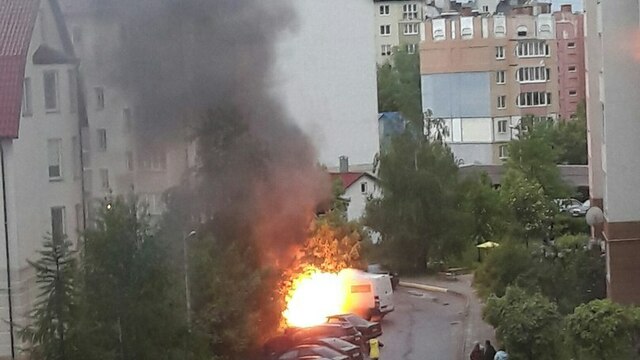 Утром в Калининграде на ул. Виктора Гакуна загорелся автомобиль (фото, видео)