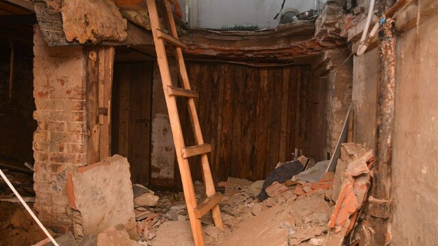 Провалились в подвал: в Славске пол в жилом доме обрушился из-за прогнивших досок (фото) 