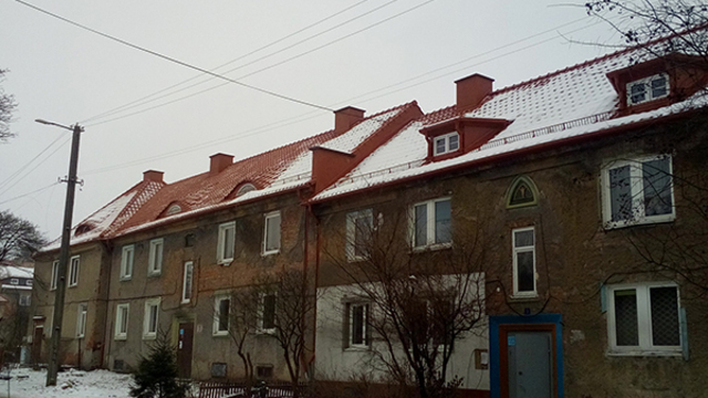 В Черняховске при капремонте жилого дома заменили раритетную черепицу 