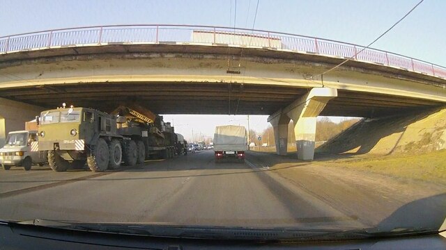 Под мостом на Советском проспекте застряла военная техника (фото)