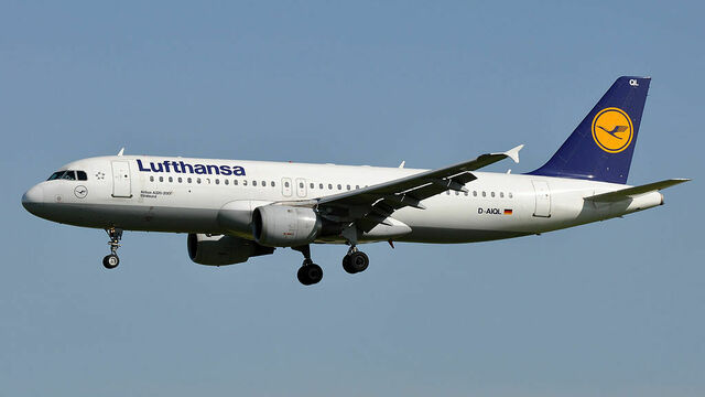 Авиакомпания Lufthansa отменила 870 рейсов из-за забастовки рабочих 