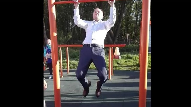 18 подтягиваний прямым хватом: мэр Янтарного победил в споре калининградского блогера (видео)