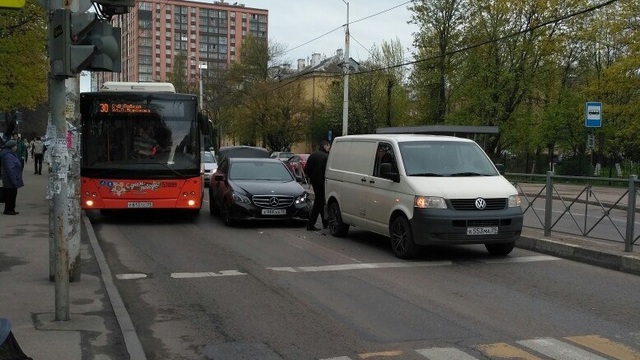 Из-за ДТП с микроавтобусом и легковушкой затруднено движение на ул. Горького 