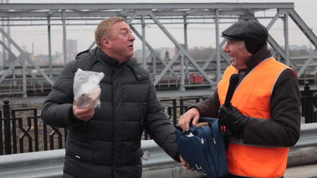 Во время открытия моста на Суворова Ярошуку подарили кусок сала