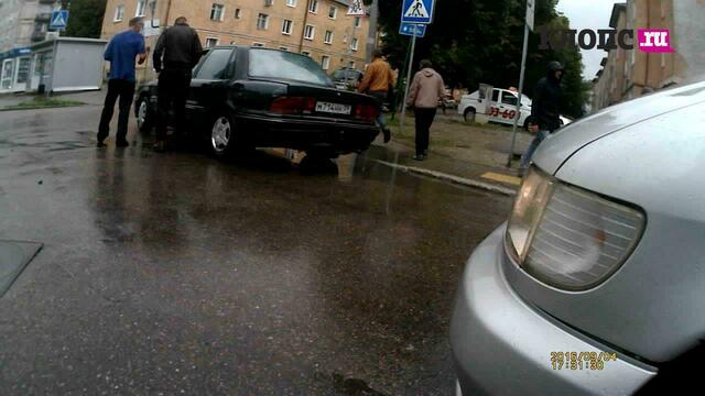 Очевидцы: на ул. Коммунистической водитель протаранил припаркованную машину и чуть не сбил пешехода (видео)