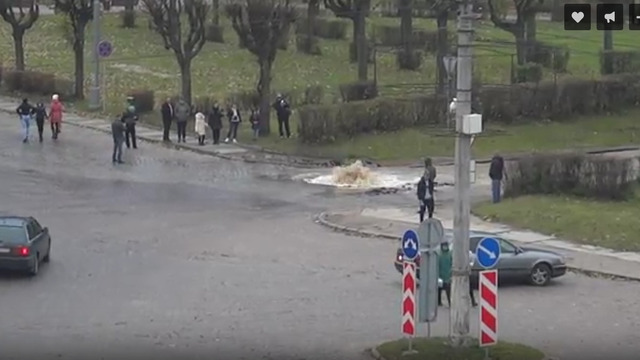 На площади Ленина в Черняховске из-за аварии более четырёх часов фонтаном била вода (видео)