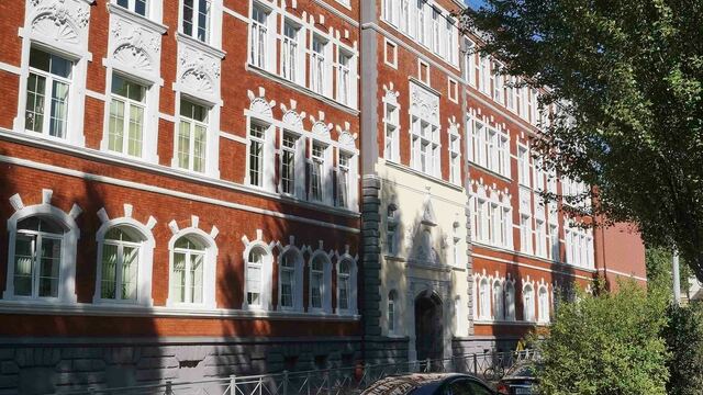 В школе на ул. Тюленина во время ремонта актового зала обвалился потолок