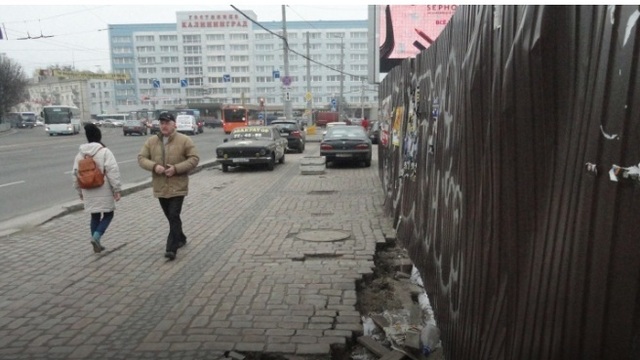 В Калининграде на Ленинском проспекте в районе раскопок провалился тротуар