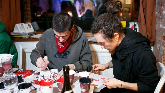 Уличное искусство переместилось в галерею: фотоотчет 