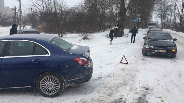 Очевидцы: в Калининграде из-за гололёда на нескольких улицах образовались 