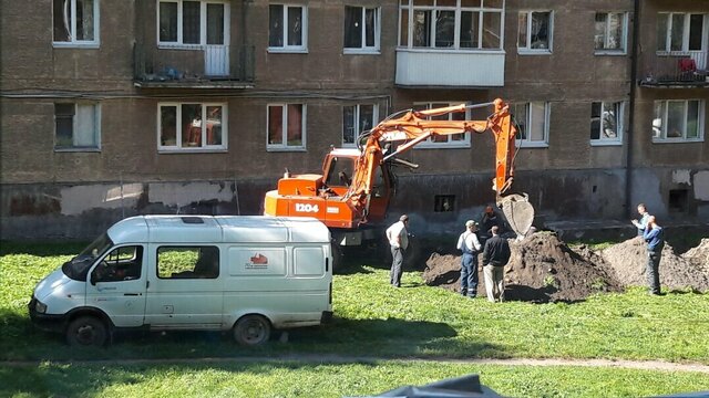 Очевидцы:  на ул. Багратиона экскаватор повредил кабель и оставил улицу без света