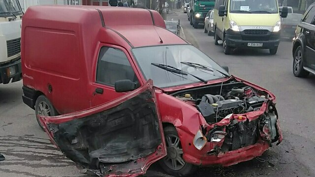 Очевидец: в Борисово столкнулись песковоз и легковушка 