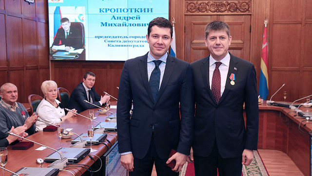Алиханов наградил Кропоткина медалью 