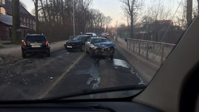 Очевидцы: на Суворова из-за ДТП с участием двух легковушек образовались пробки 