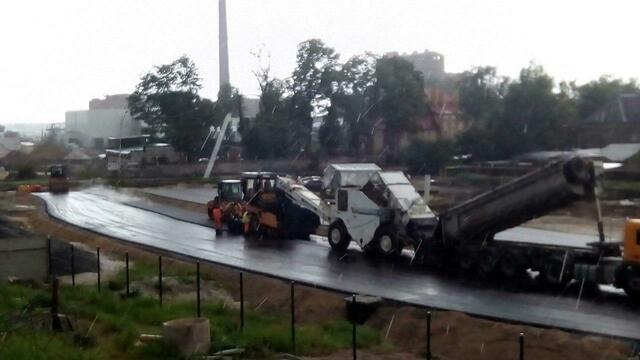 При строительстве новой Восточной эстакады асфальт укладывают в дождь (фото)