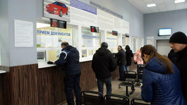 В пресс-службе полиции пояснили причину очередей в калининградских МРЭО ГИБДД 