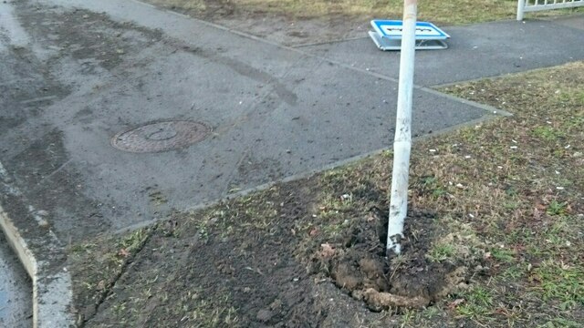 Очевидцы: в посёлке Сосновка автомобиль снёс автобусную остановку (фото)